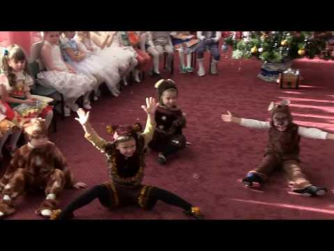 танец медведя в детском саду. костюм мишки в детский сад. танец на новый год в детском саду младшая группа. танцующий медведь книга. новогодние пляски для младшей группы в детском саду.