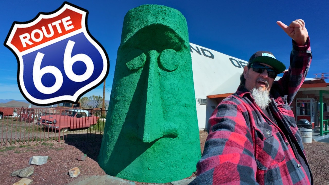 There Is A Giant Green Head On Route 66 - Giganticus Headicus!