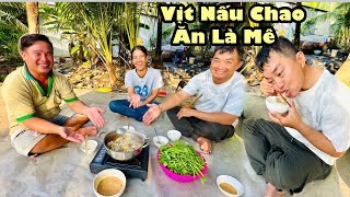 Bất ngờ anh bé xuống bếp nấu món vịt nấu chao ăn mừng ngày khai trương xây nhà sàn cho phương quy 