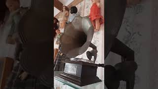 Esta vitrola de 1900 suena aunque nadie la toca