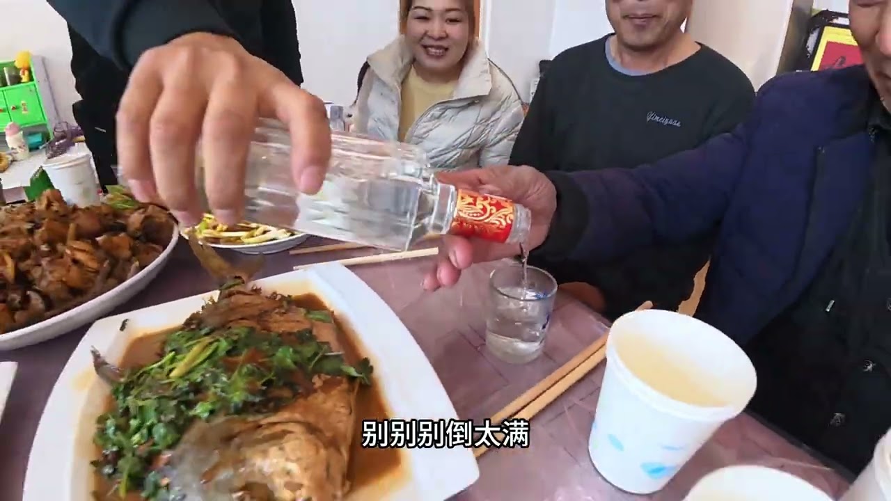 过年走亲戚欢乐不停，拉呱聊天笑声不断，吃饭喝酒祝福连连。