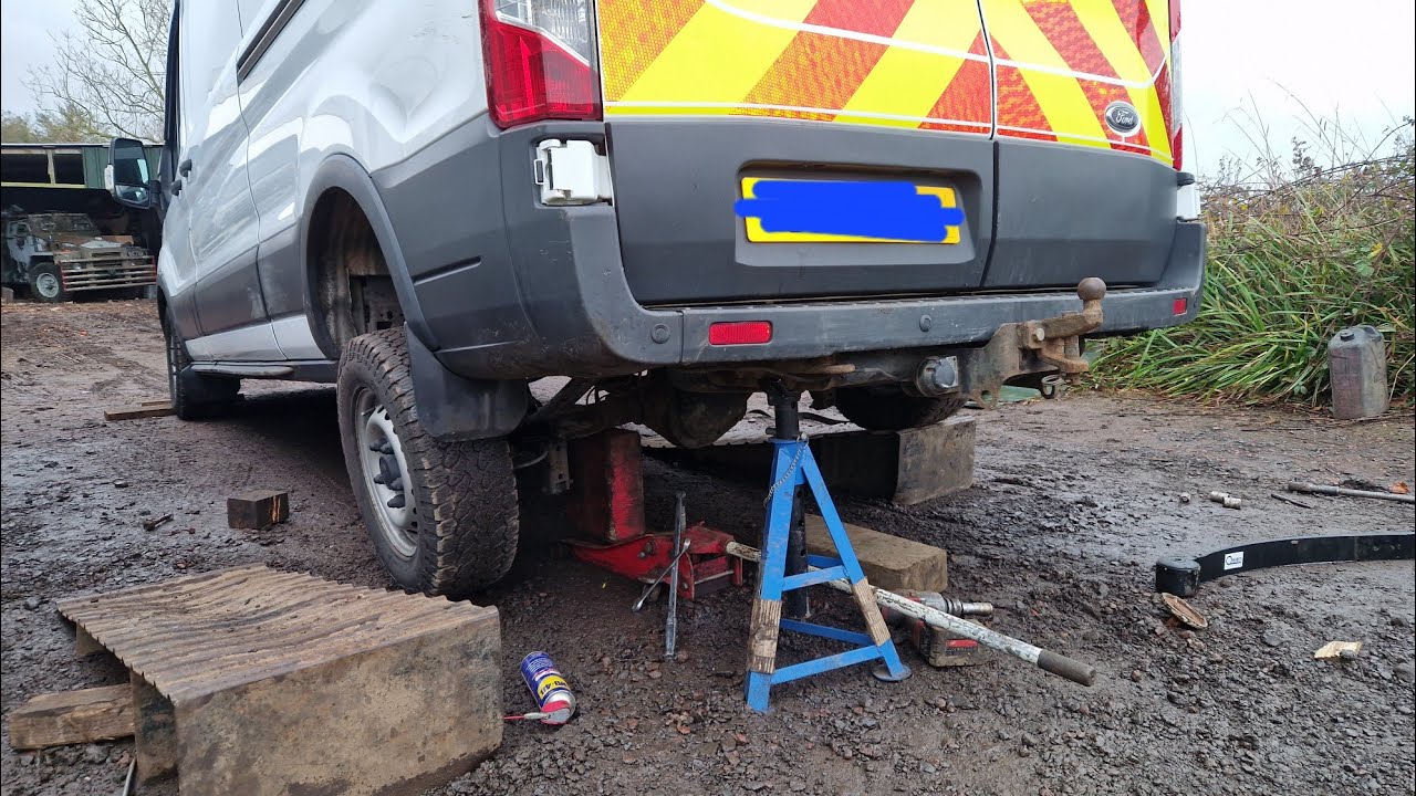 Сегодня на работе у Кена меняют две задние пружины на Ford Transit! Выездной механик 👍💪