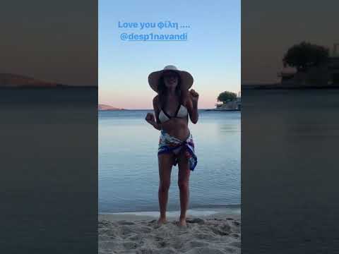 Η Δέσποινα Βανδή χορεύει στην παραλία μόνο με το μαγιό της