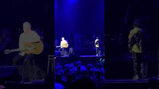 Graham Russell platicando con su público en Monterrey