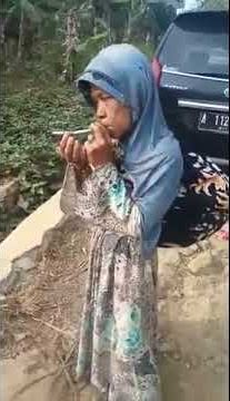 Nenek merokok lewat hidung