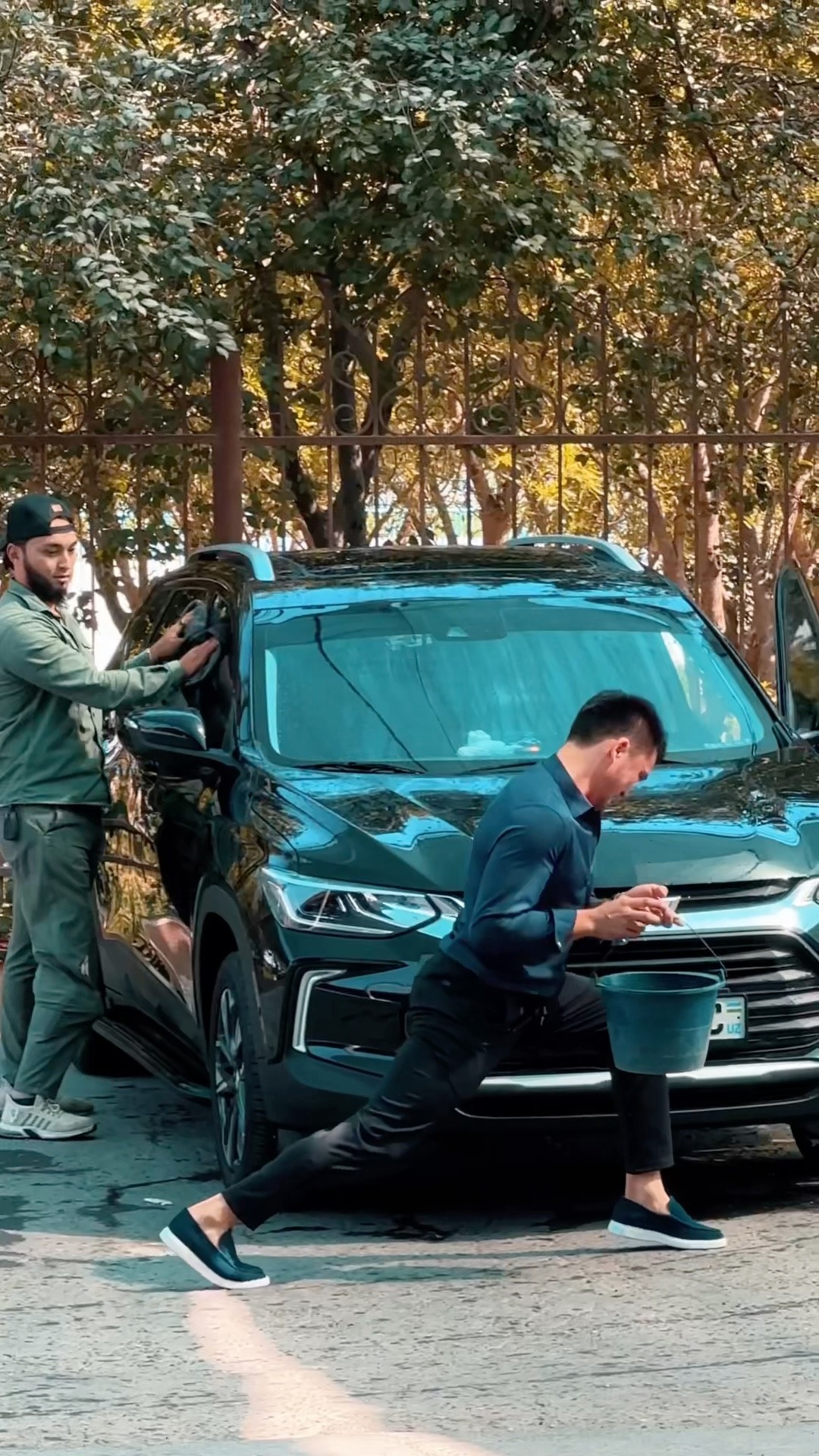 ‼️Levitating Bucket Prank! ? Mad car washers struggle with a floating bucket.
