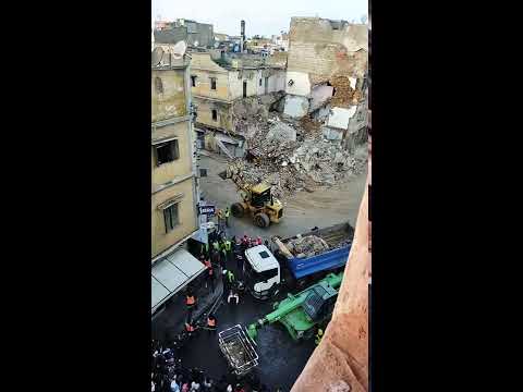 لحظة سقوط منزل بالحي المحمدي الدار البيضاء الساكنة تعيش في الرعب