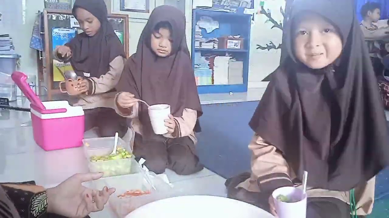 Kegiatan Cooking Class Level 1 membuat 