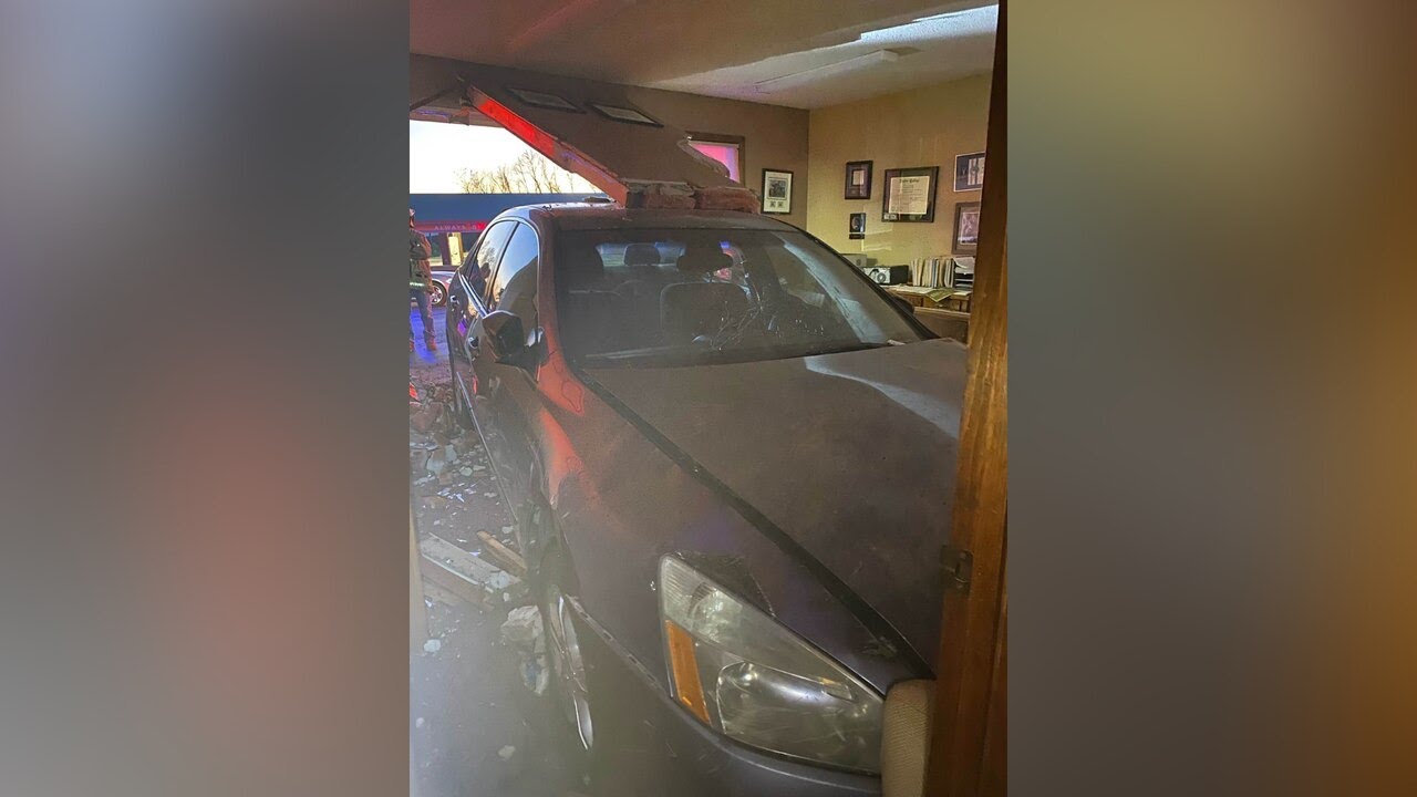 Car crashes into building in Walhalla - YouTube