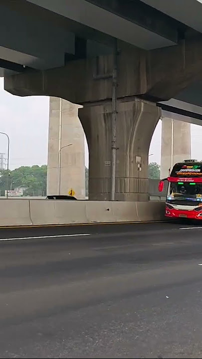 Bus Pariwisata PUTRA ALJABAR full Basuri suos di KM19 tol Jakarta karta - Cikampek