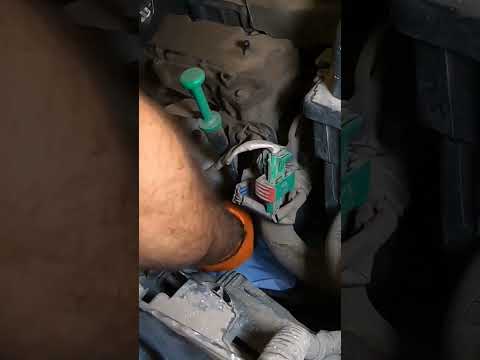 Peugeot 207 Oil Filter Replacement Tutorial #mechanic #peugeot #oilfilter #carmaintenance #diy