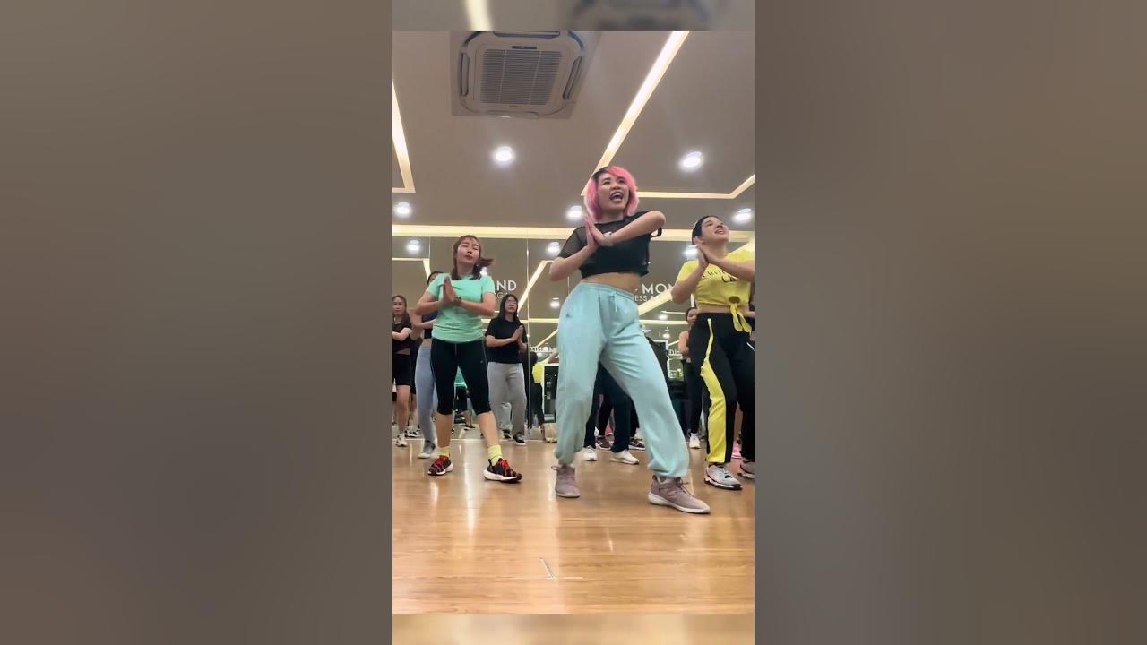Waka Waka easy Dance Workout #wakawaka #shakira #thistimeforafrica #danceworkout #popmusicdance