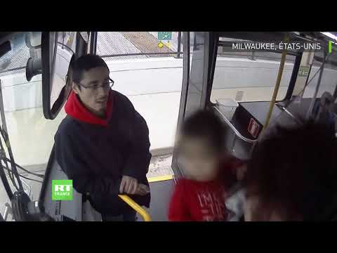 Vidéo: Un Chauffeur De Bus Sauve Un Bébé De L'autoroute