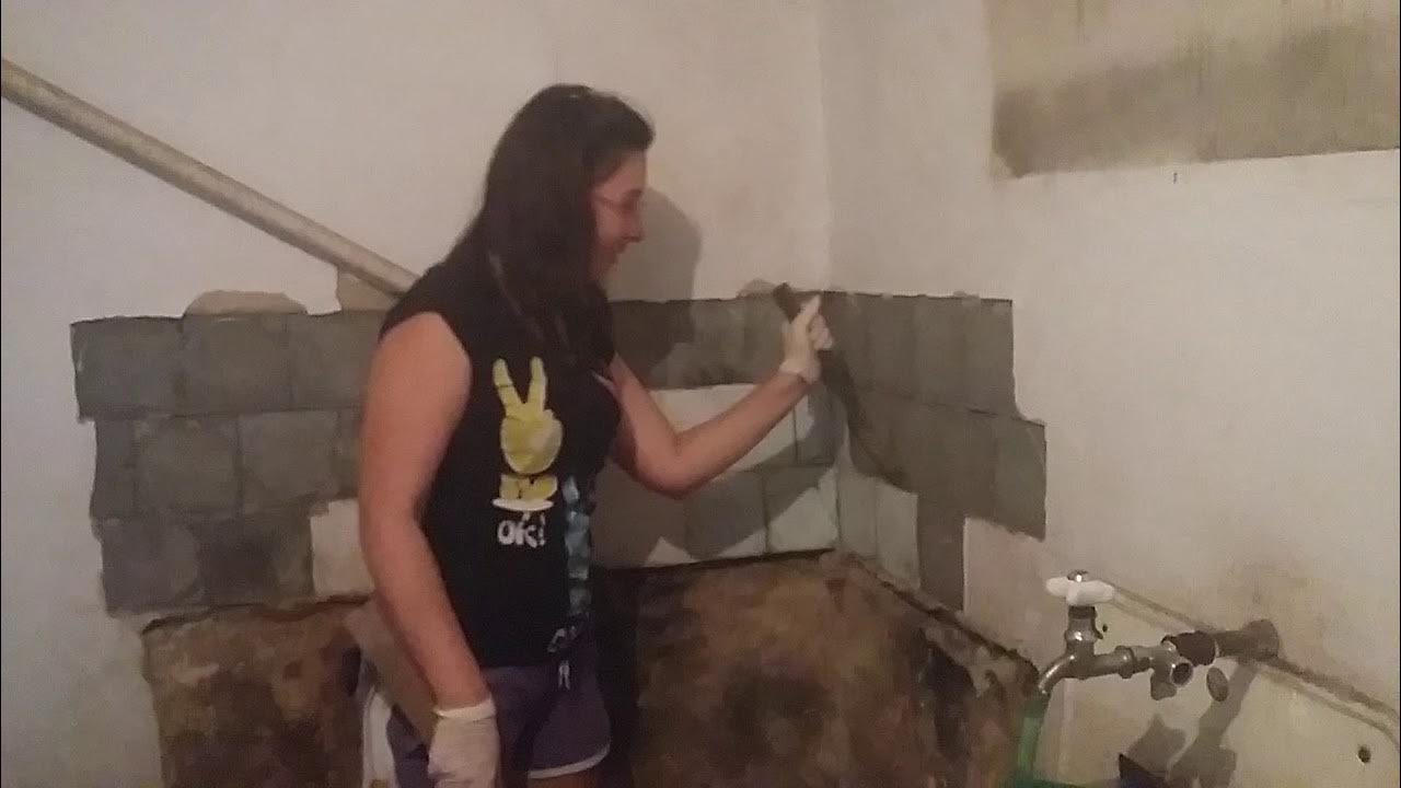люди в ванной комнате. девушка шпаклевка. девушка делает ремонт. ремонт руками женщины. Home repair woman.