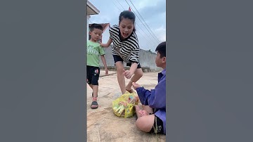 Người em tốt bụng giúp đỡ cậu bé ăn xin | Tippi Vips #tippitv #tippivips