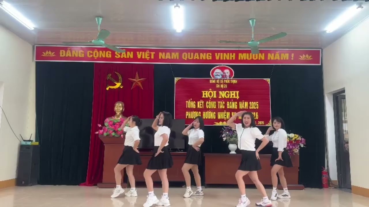Múa hoa đẹp trăm ba ZUMBA trăm năm cuộc đòi .