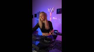 Good Vibes // Music Saturday with AVA CROWN Guide