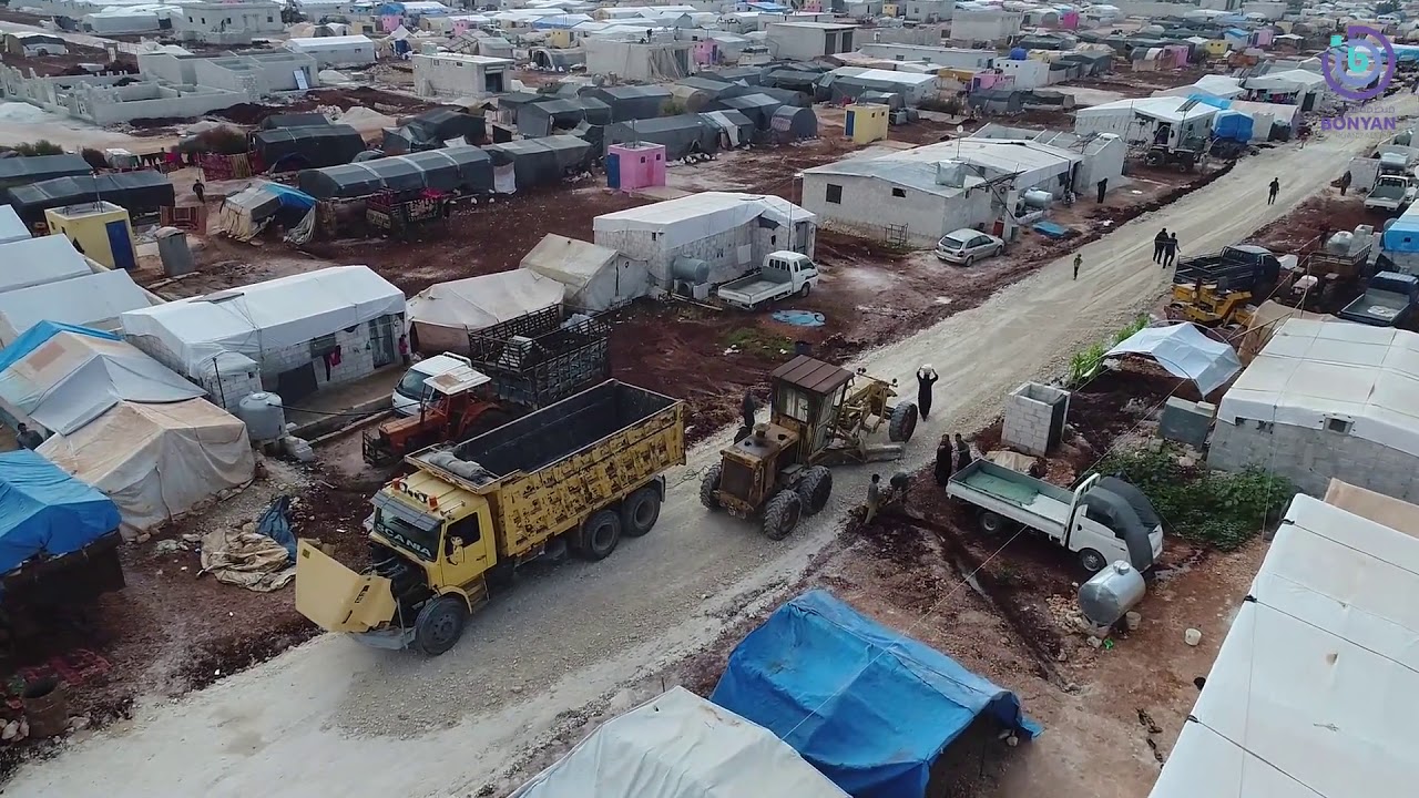 تبحيص الطرقات ضمن مخيم أطمة بريف إدلب ضمن مشروع التأهب للسيول