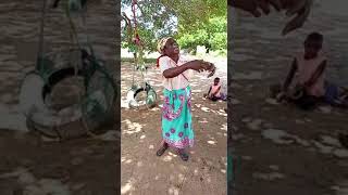 Madzwaleni minha avo quando decide cantar manualmente