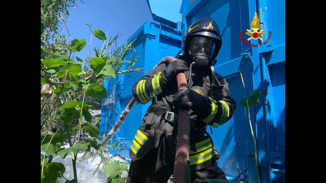 CORIANO (RN) - FIAMME IN UN DEPOSITO SOLVENTI: RISOLUTIVO IL LAVORO DEI VIGILI DEL FUOCO