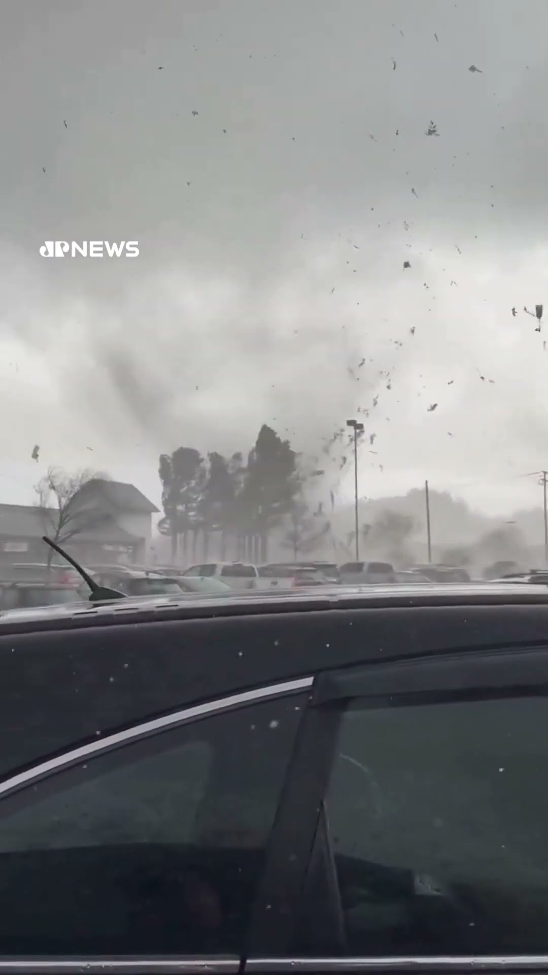 Tornado deixa cinco feridos e causa destruição na Califórnia #shorts