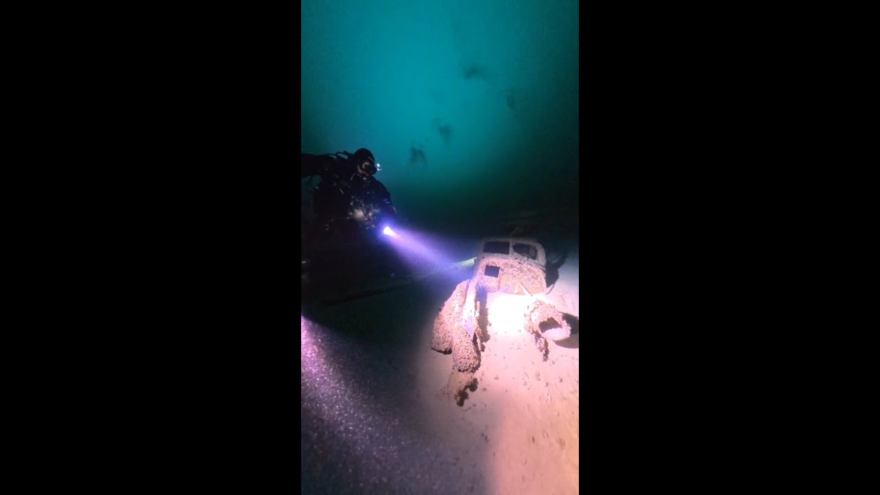 Potápění na Rakouském jezeře Attersee na potopené vraky automobilů,  zatopený les a  zatopený seník