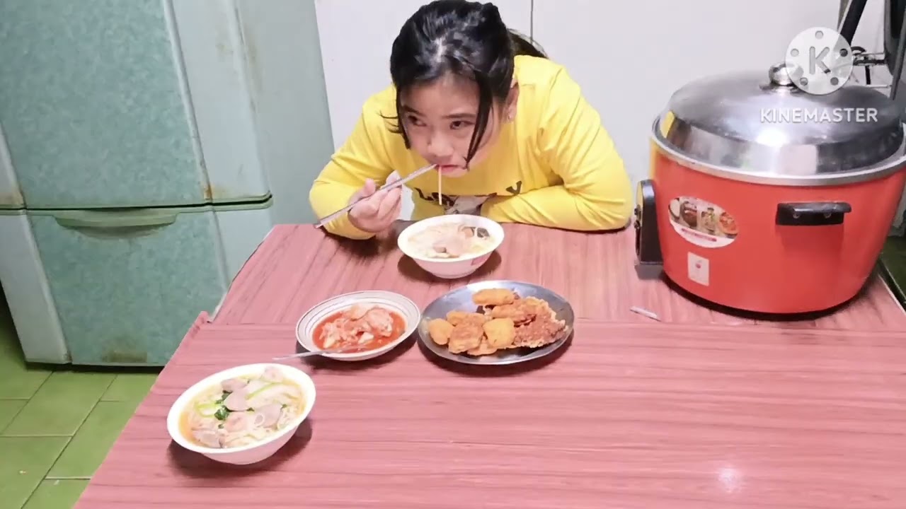 anak anak lapar masak mie lidi kuah bakso 