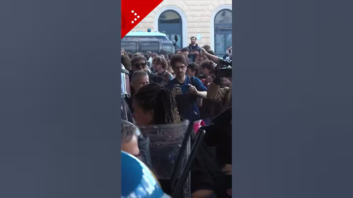 Bologna, scontri alla stazione dopo il blocco della Flotilla