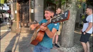 Циганський музикант Вова з гітарою по вулицях міста