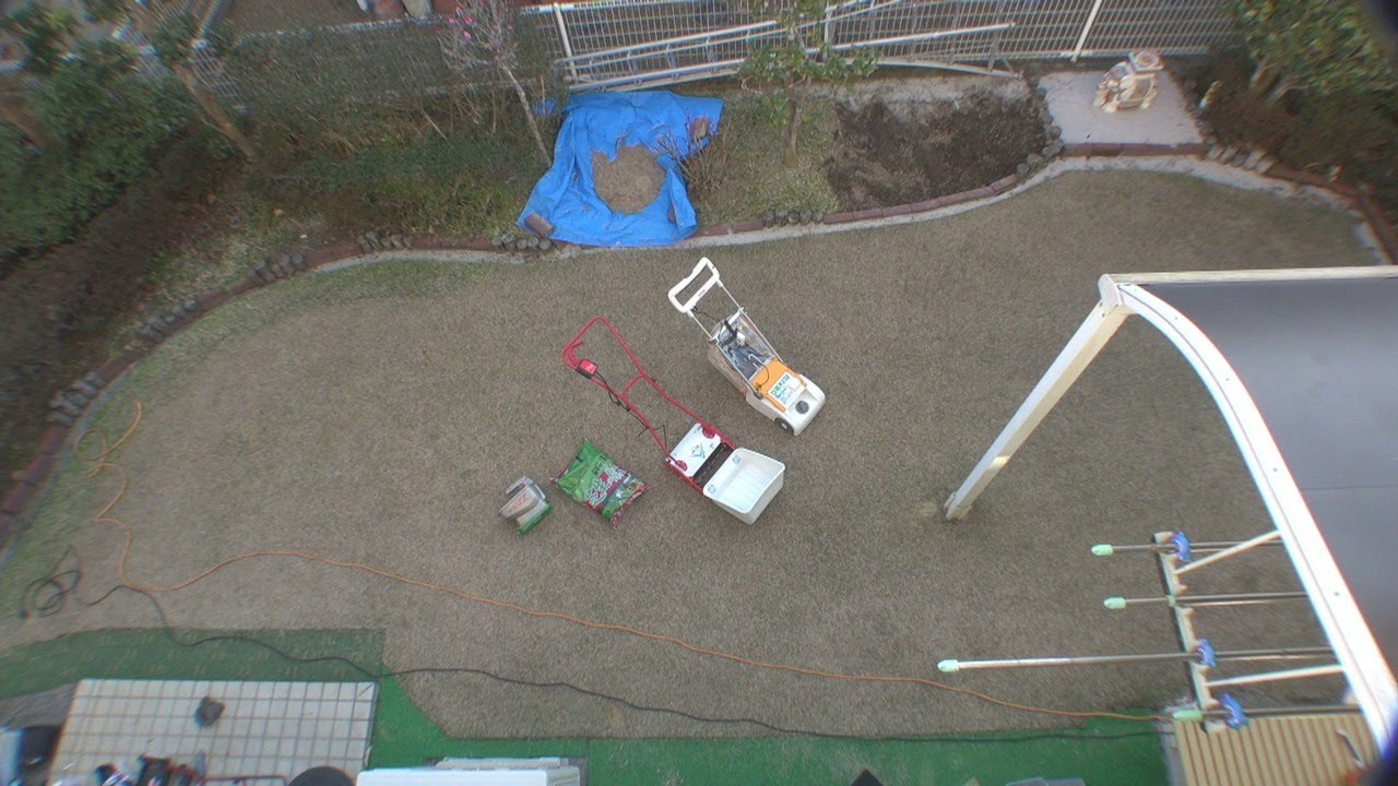 監視カメラライブ 芝生 春の更新作業 工程２ 冬の枯芝の除去 電動サッチングマシン比較 リョービvsキンボシを撮影しながら進めます Youtube