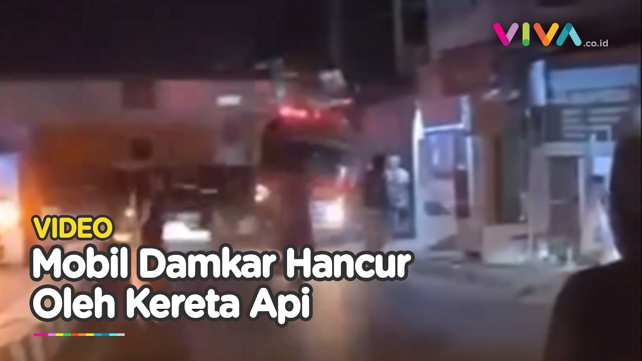 Detik-detik Mobil Damkar Tersambar Kereta Api Saat Padamkan Kebakaran