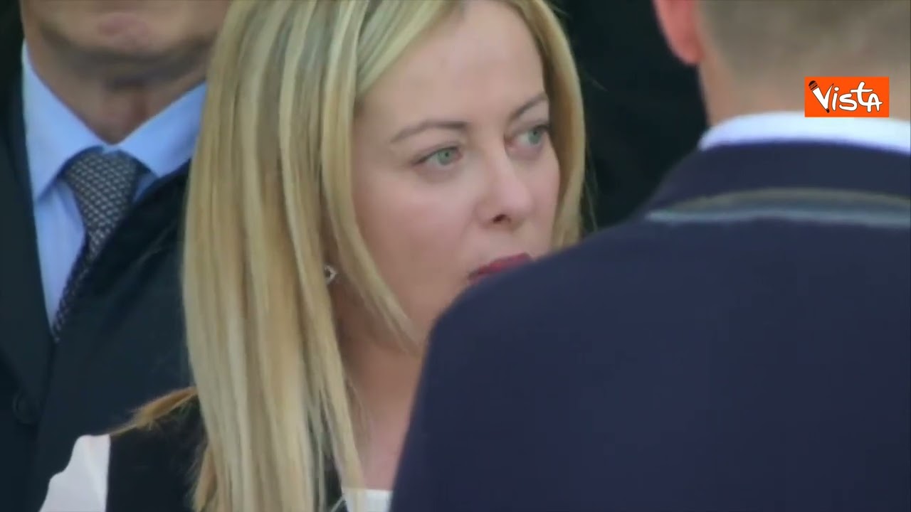 Meloni commossa consegna la Medaglia d'Oro a moglie e figlio del poliziotto ucciso a Padova