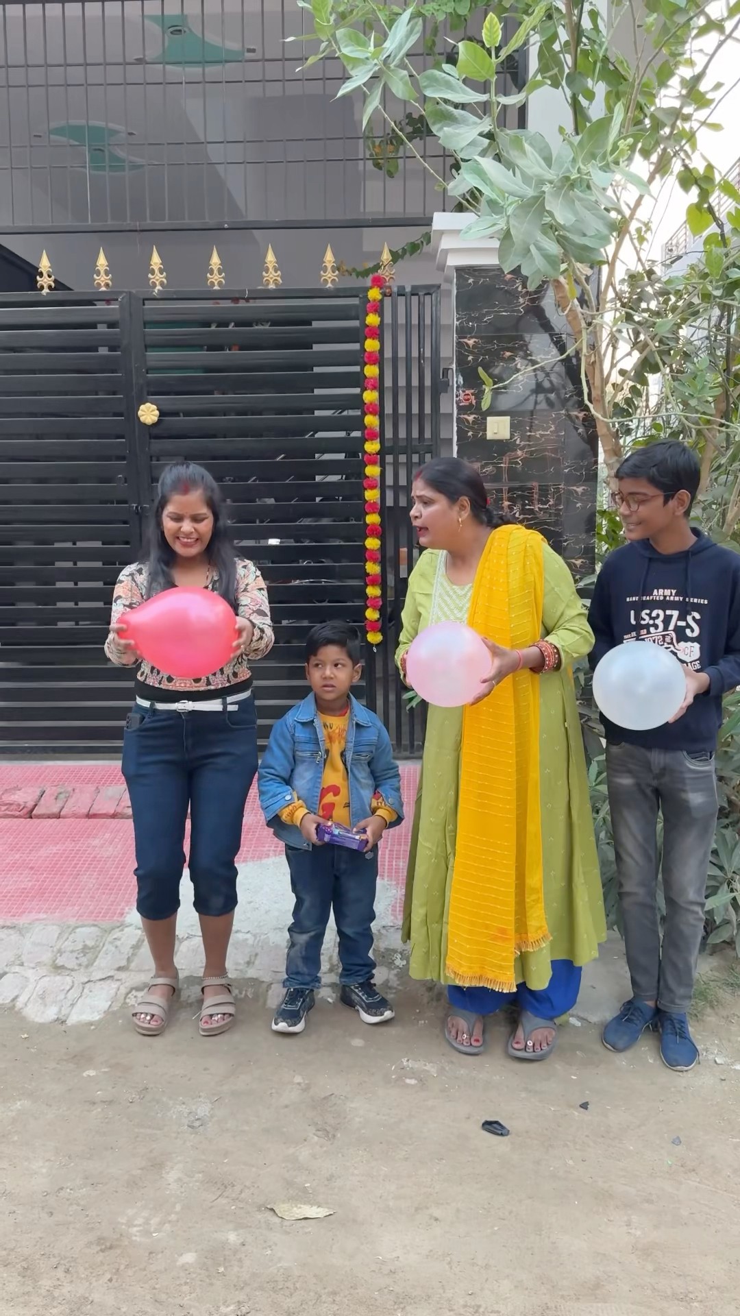 Last me dekho Dadi ko kya mila ?? #shorts #funny #comedy #youtubeshorts #funnyvideo #comedyshorts