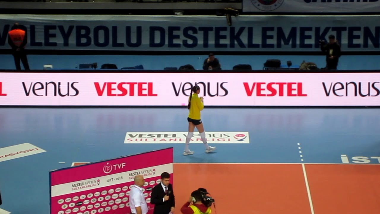 Taraftarın Kaptan Eda'ya olan sevgi gösterisini, eşi Erdem'de ilgiyle takip eder