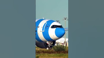 Condor A330neo. Pilot waves 👋 hand #shortvideo #airplane #aviation #A330neo #viral #sehar #pilotwave