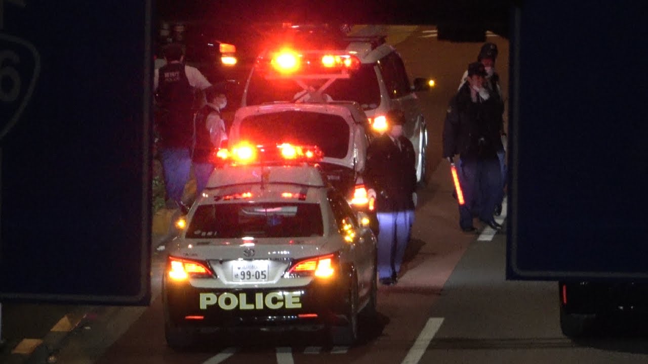 警察官に写真を撮られる男性、自ら隊と所轄パトカーに挟まれ連行・ノーヘル＆ナンバーアップの2ケツヤンキー・無灯火で走る覆面パトカーとソリオ ...