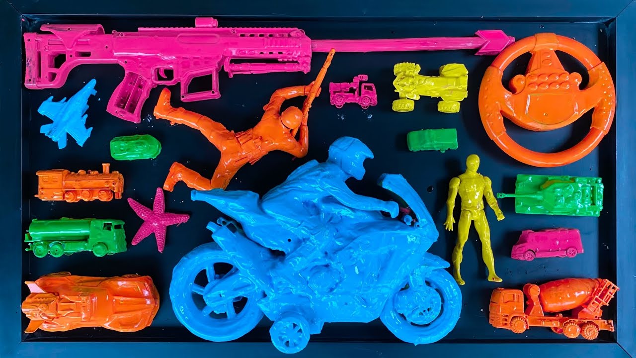 Membersihkan mainan mobil mobilan, motor balap, mobil molen, mobil tangki, motor ATV, Mobil Crane.