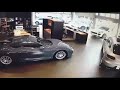 Nezadovoljni kupac uleteo SUV-om u salon Porschea
