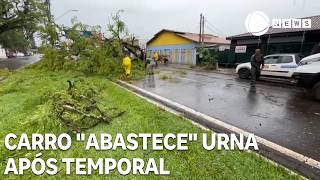 Carro "abastece" urna após temporal e queda de energia