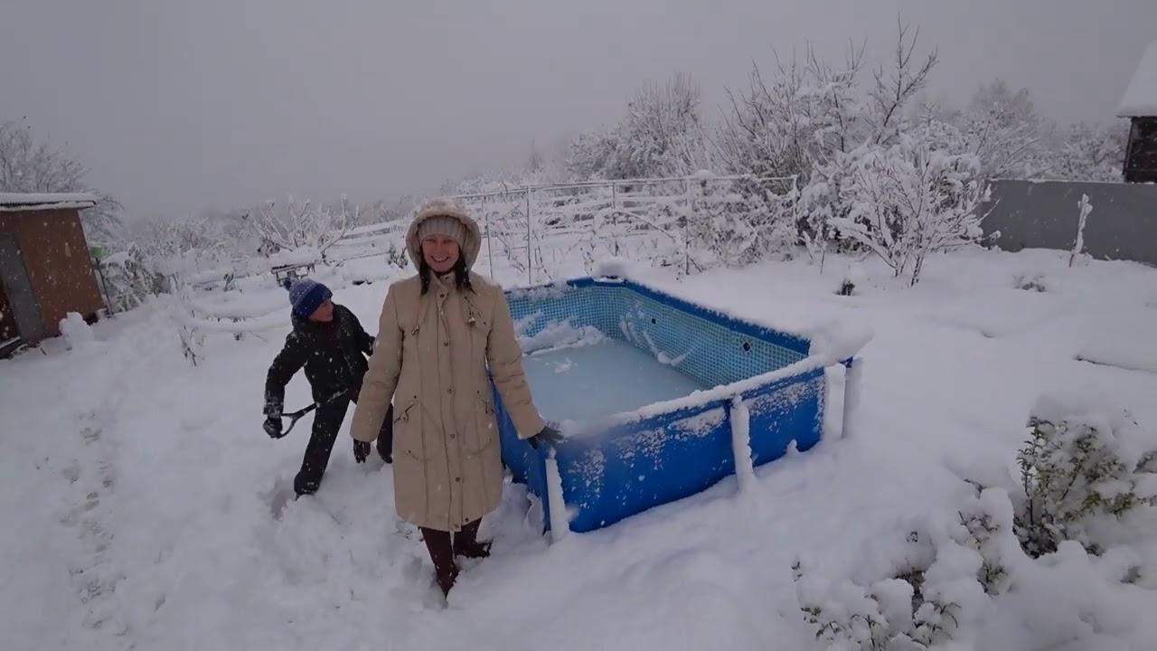 Погода в апшеронске сегодня. Бассейн в снегу. Снежком бассейн. Снег в Апшеронске видео. Снегопад в бассейне реки.