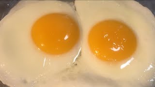 طريقة طهي او عمل بيض العيون perfect fried eggs /sunny side up/ للشيف ايمن حسن.