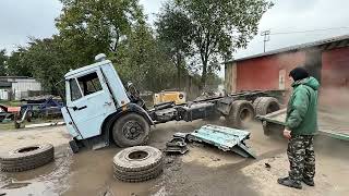 картинка: Зломав КамАЗ одним ударом
