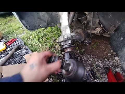 How to remove a grenade from a half-shaft on an A4 B6 if you can’t screw in the central screw.