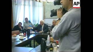 Sharon photo op at cabinet meeting in Jerusalem