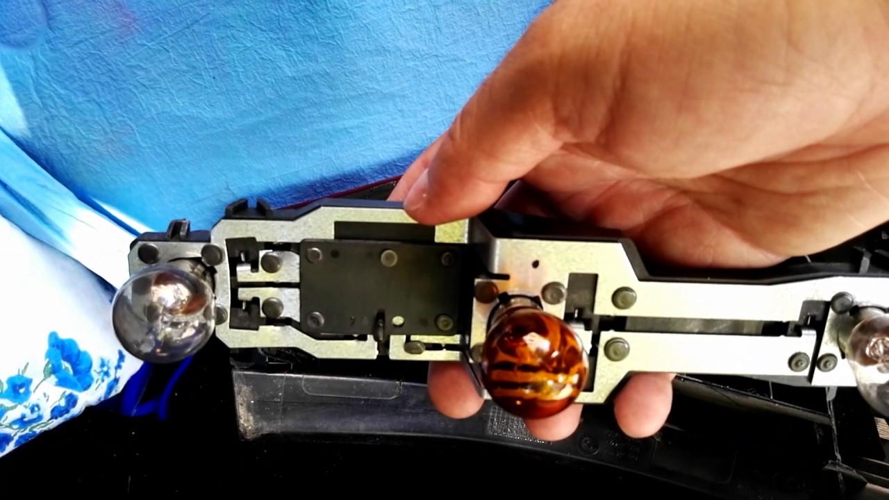 changer-ampoule-clignotant-arri-re-dacia-sandero-youtube