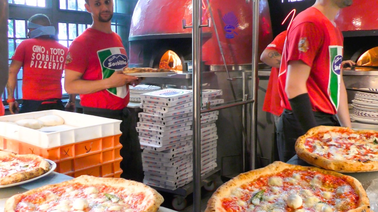 Внутри исторической пиццерии Сорбилло в сердце Неаполя, Италия