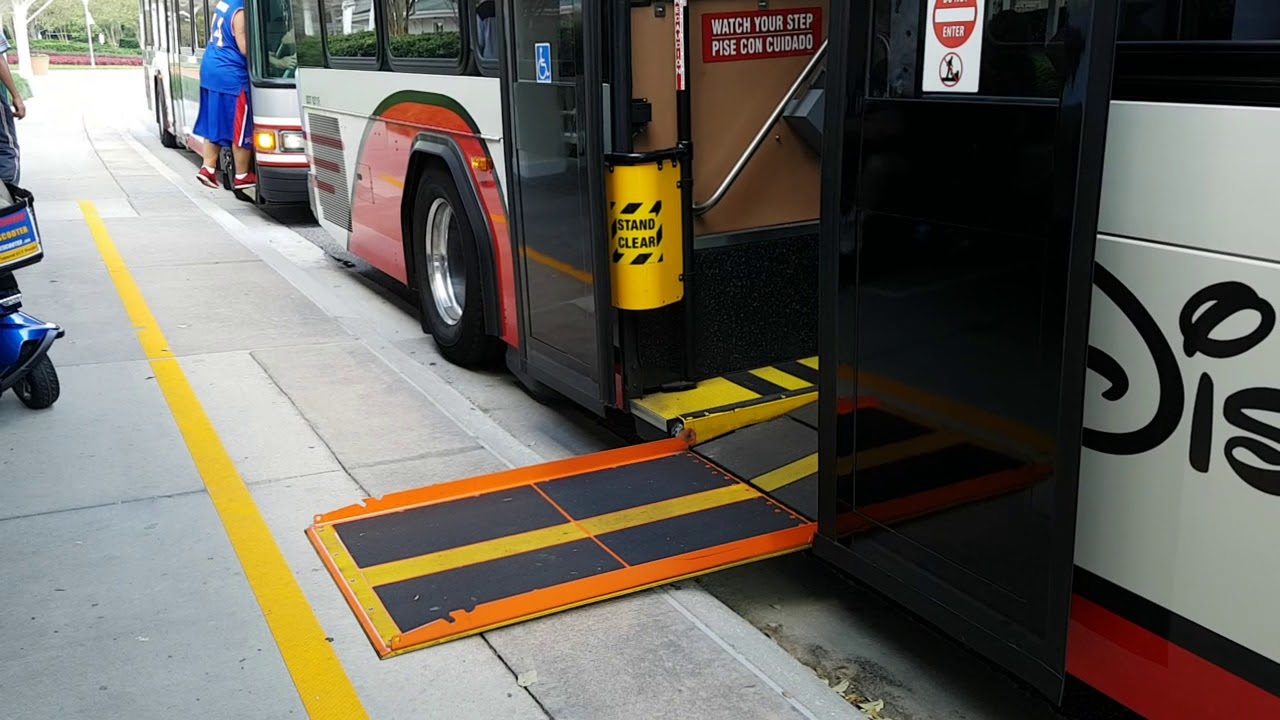 пандус рампа 5т. рампа автобус. рампа для автобуса. аппарель откидная для инвалидов-колясочников. пандус в автобусе.