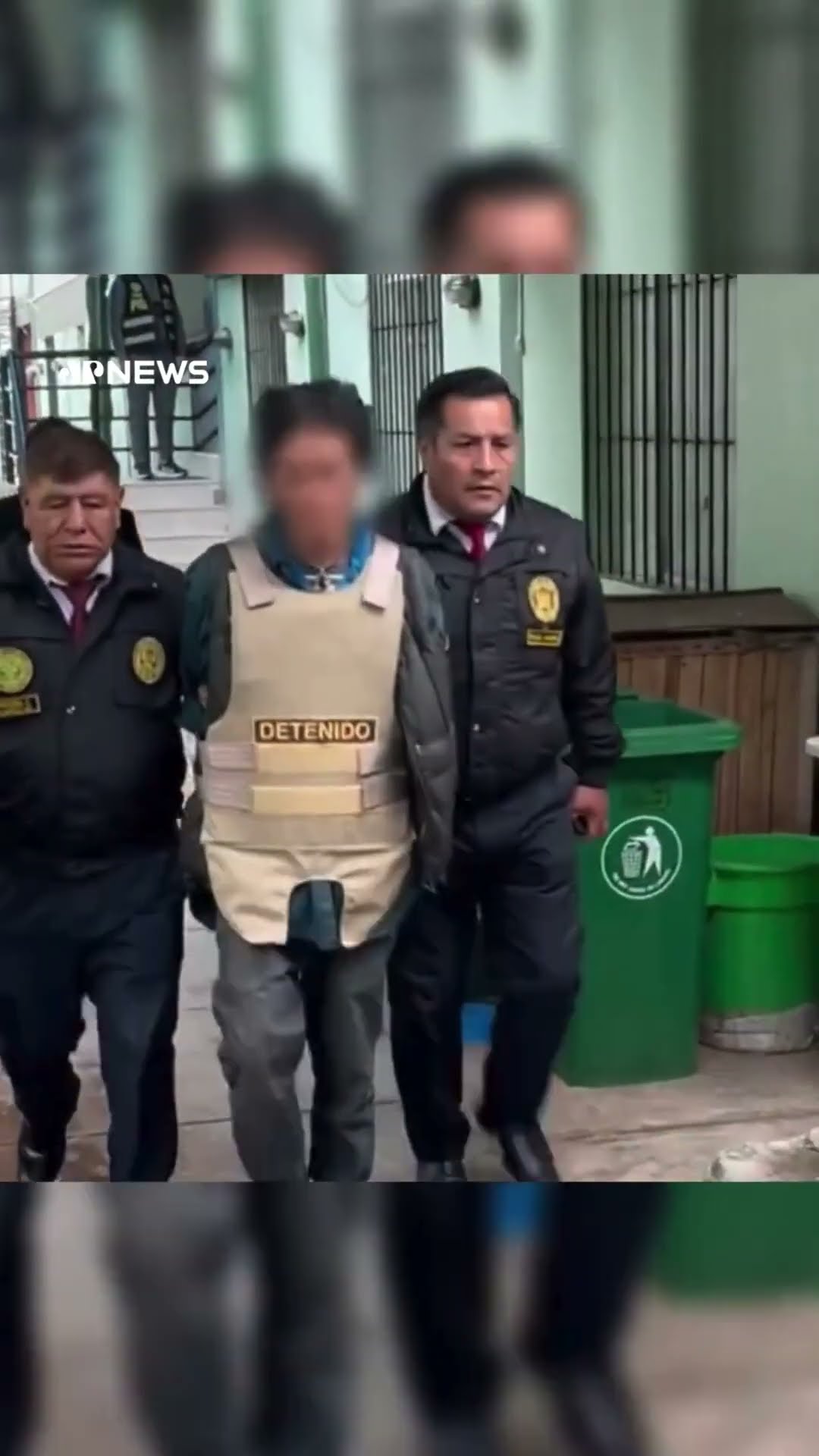 Homem é preso por atacar com martelo a Pedra dos 12 Ângulos em Cusco, Peru #shorts