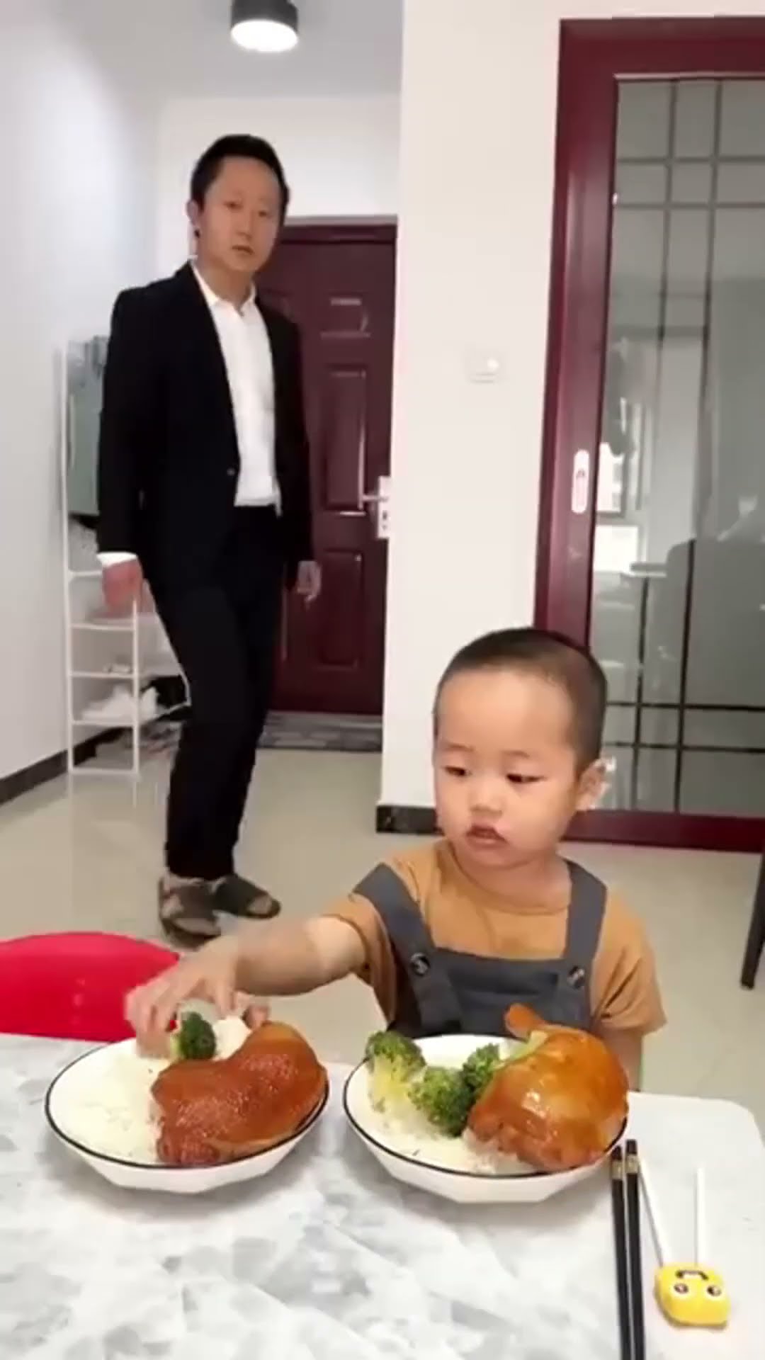 三岁小米宝将鸡腿让给爸爸吃#Cute baby#Cute#呆萌小米宝#聪明宝宝#萌娃