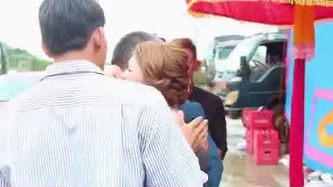 Cha khóc rưng rức ôm tiễn con gái về nhà chồng